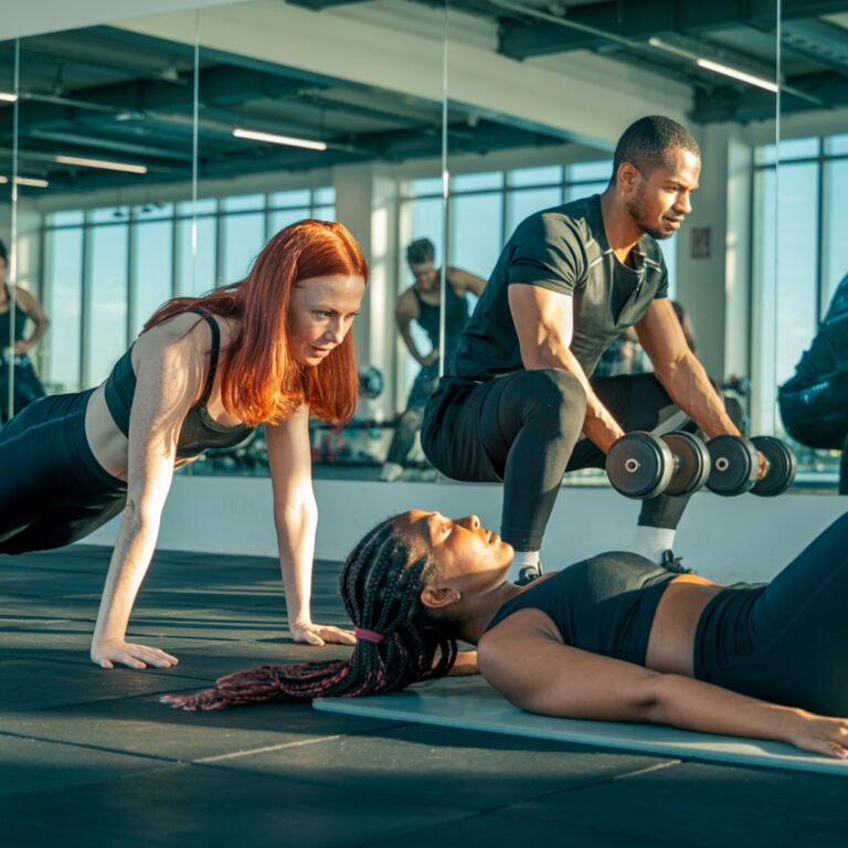 Najlepsze ćwiczenia fitness na brzuch, pośladki i nogi
